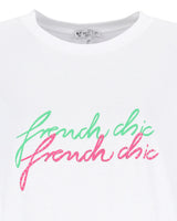 Weißes T-Shirt mit dem Text ’french chic’ in rosa und grüner Schreibschrift.