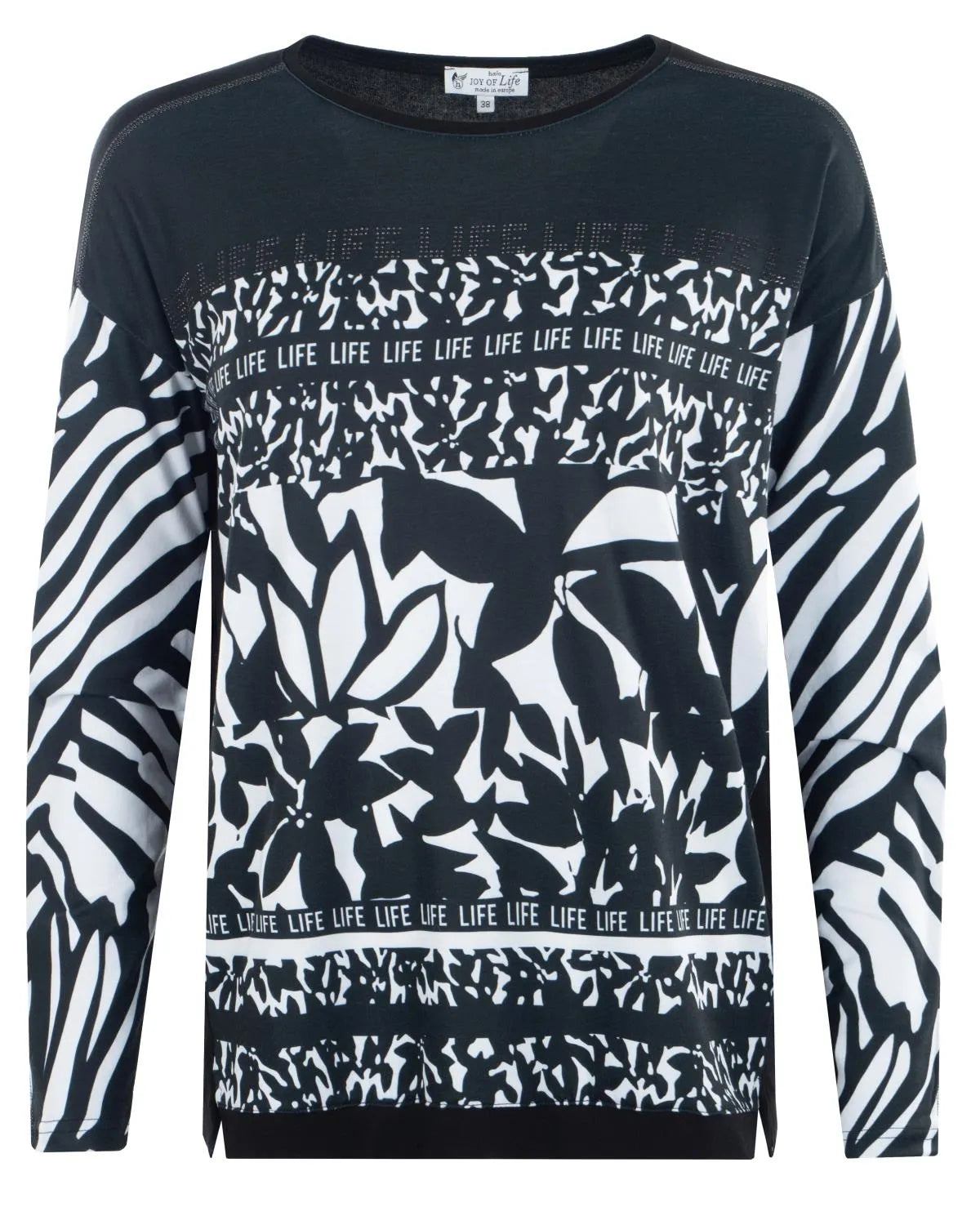 Schwarz-weißer Pullover mit Zebradruck und Textmuster ’life’.