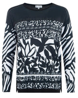 Schwarz-weißer Pullover mit Zebradruck und Textmuster ’life’.