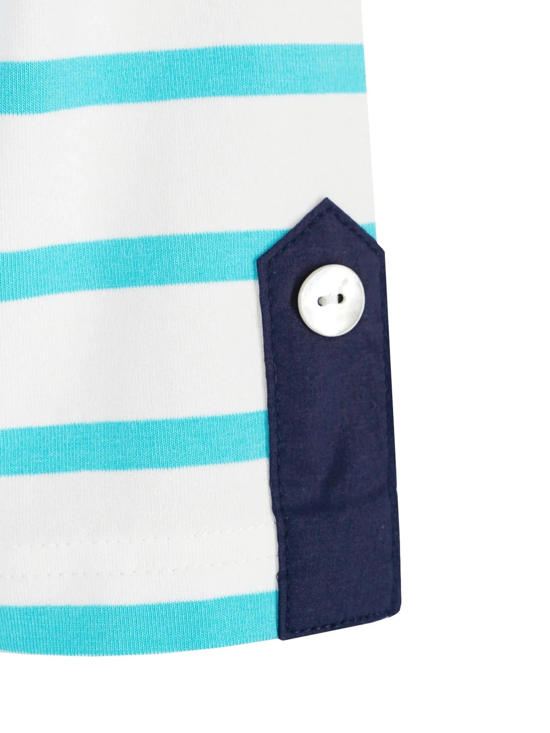 Marineblaues Knopflochlaschen mit weißem Knopf am Streifenhemd Shirt Streifen-Dessin