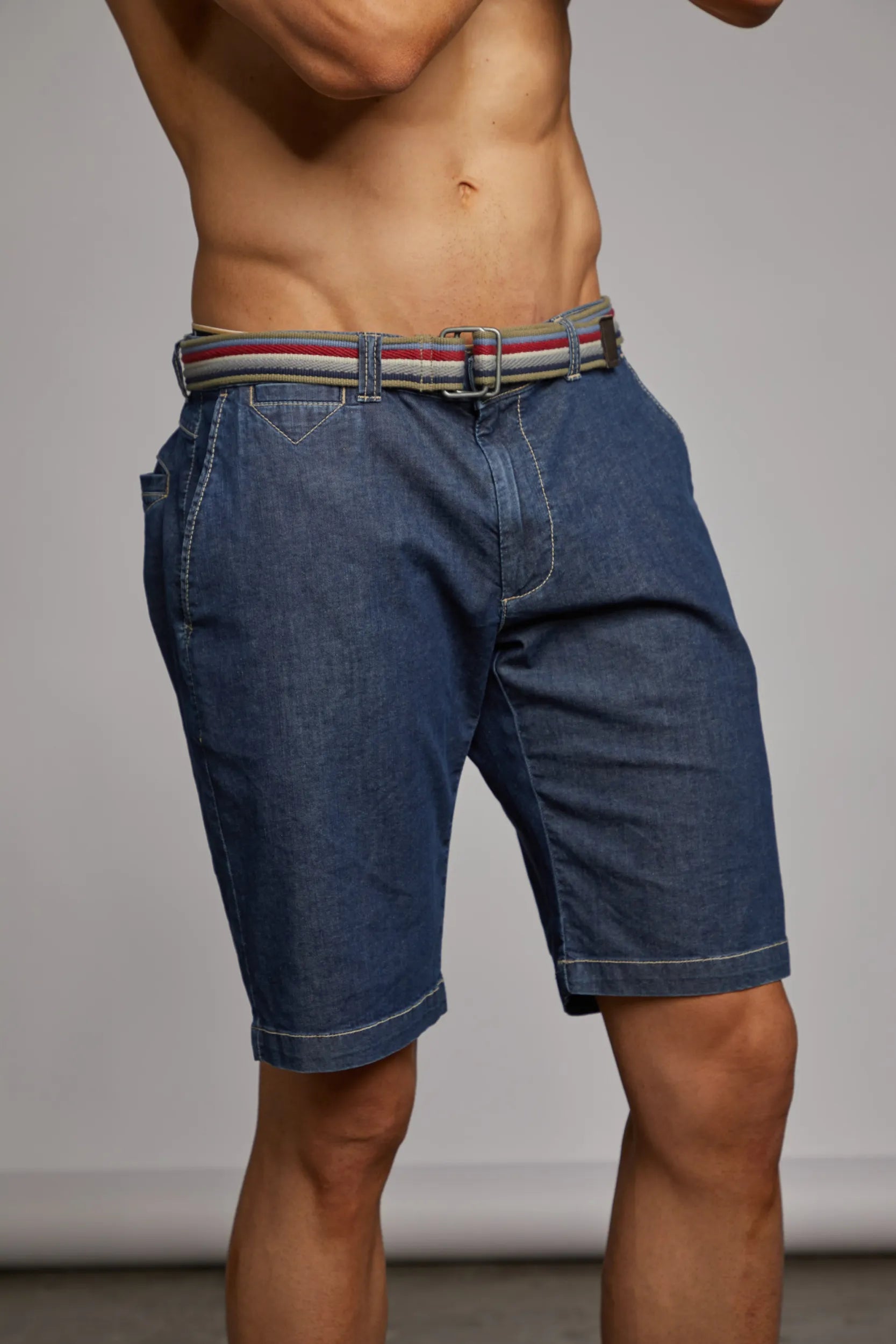 Blaue Jeansshorts mit gerolltem Saum und Gürtelschlaufe.