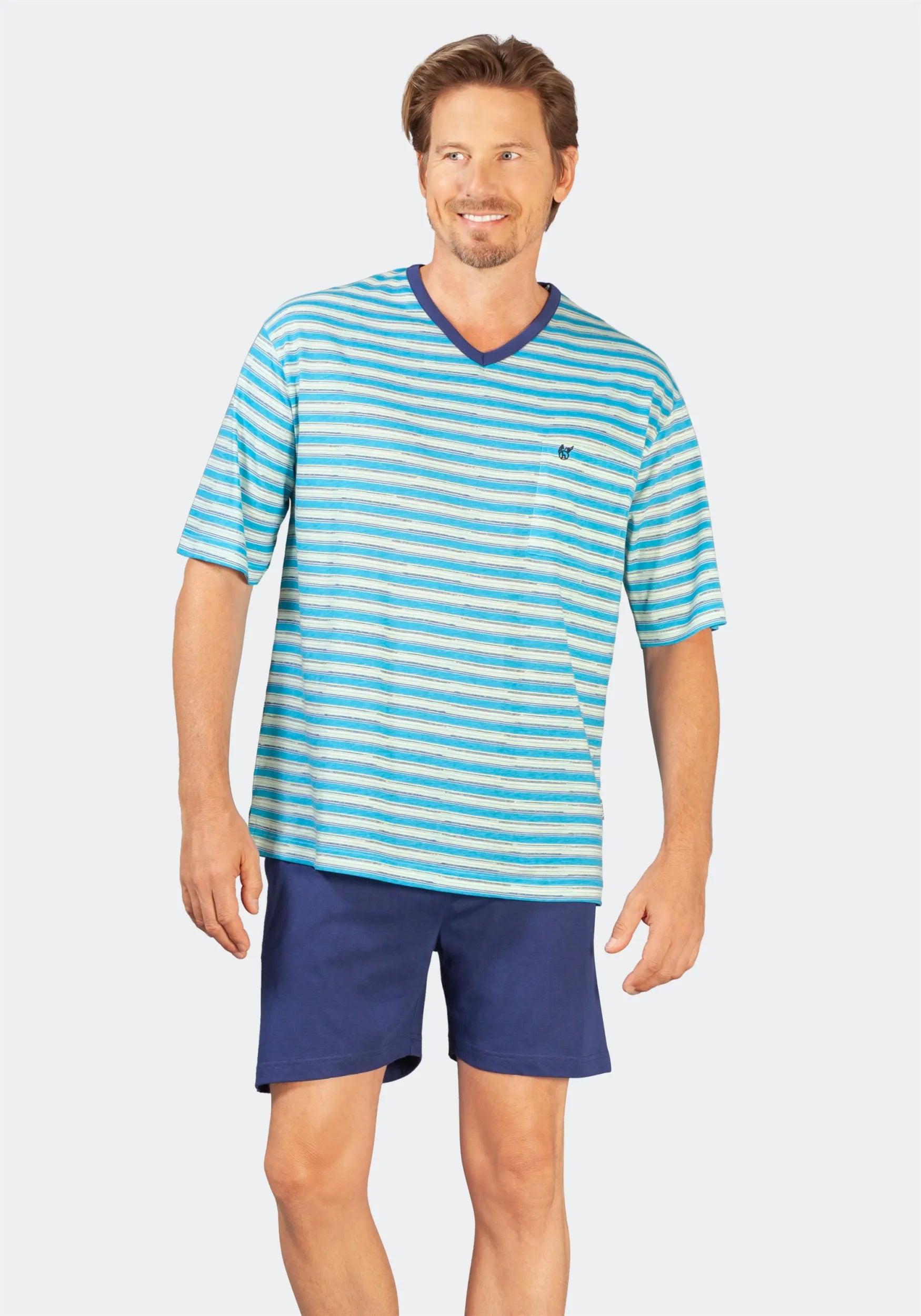 Blau-weiß gestreiftes Kurzarm-T-Shirt mit navyfarbenen Shorts, Freizeitkleidung für Männer.