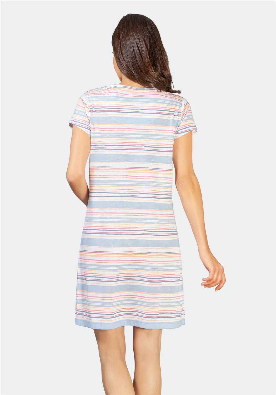 Pastellfarben gestreiftes, kurzärmeliges Kleid mit V-Ausschnitt und elastischem Bund, wahrscheinlich aus Baumwolle oder Jerseymaterial.