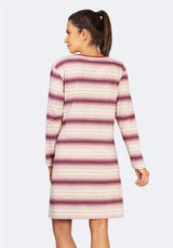 Gestreiftes Pulloverkleid mit langen Ärmeln, mit einem Mix aus rosa und weißen Streifen.