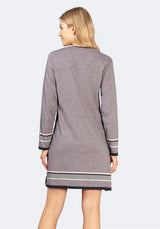 Lavendelfarbenes und graues strukturiertes Kleid mit schwarzem Saum, inspiriert vom Seemannsstil.