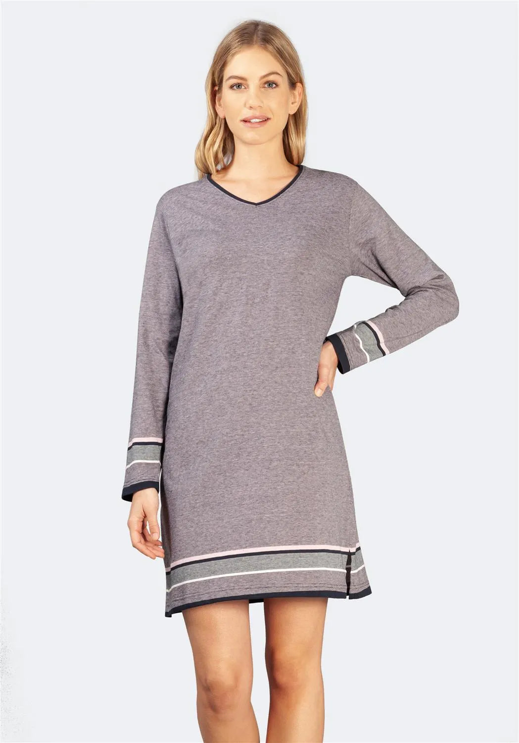Grau-weiß gestreiftes Pulloverkleid mit langen Ärmeln.