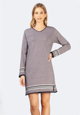 Grau-weiß gestreiftes Pulloverkleid mit langen Ärmeln.