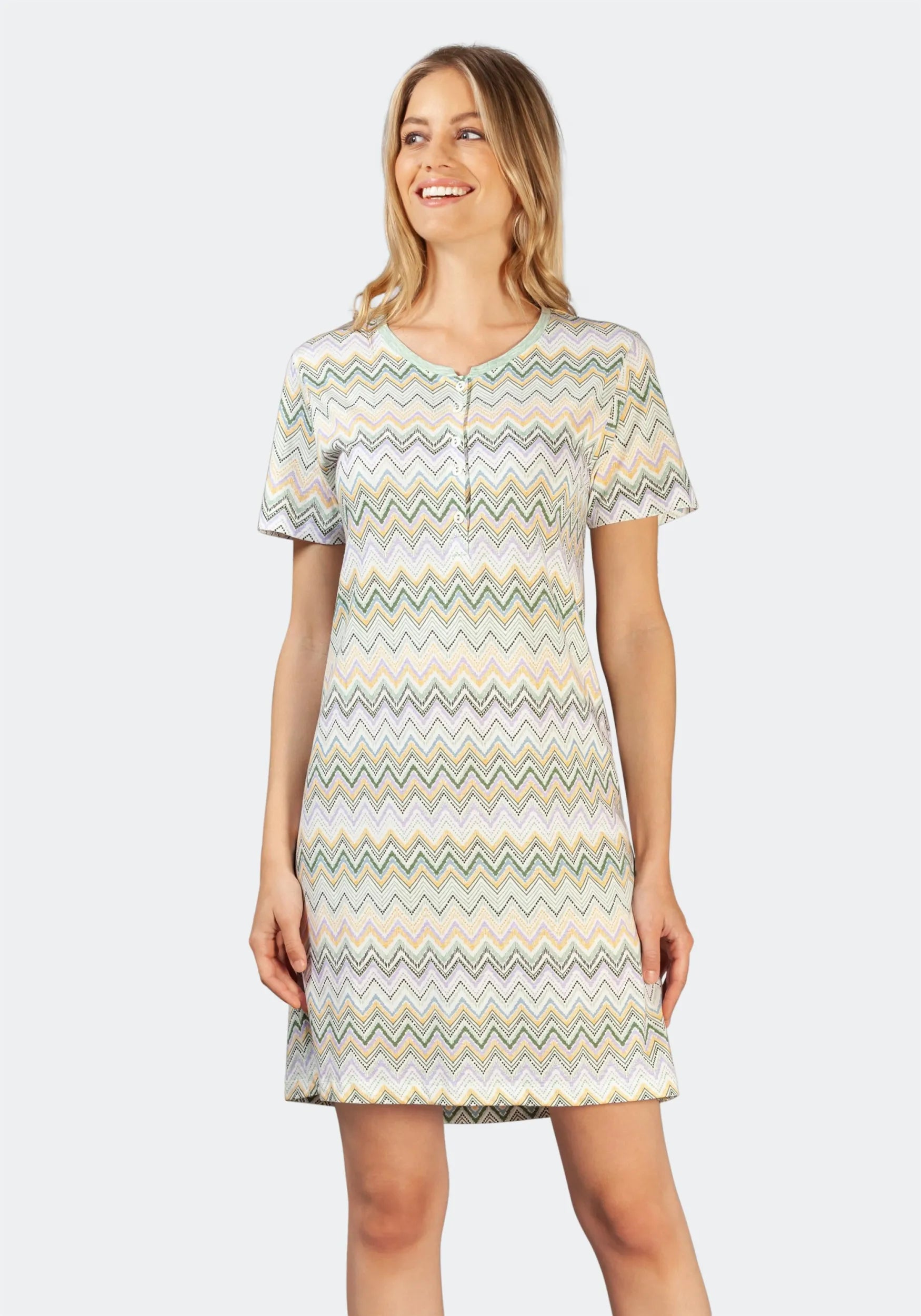 Beige-grünes Kleid mit Zickzack-Muster und kurzen Ärmeln.