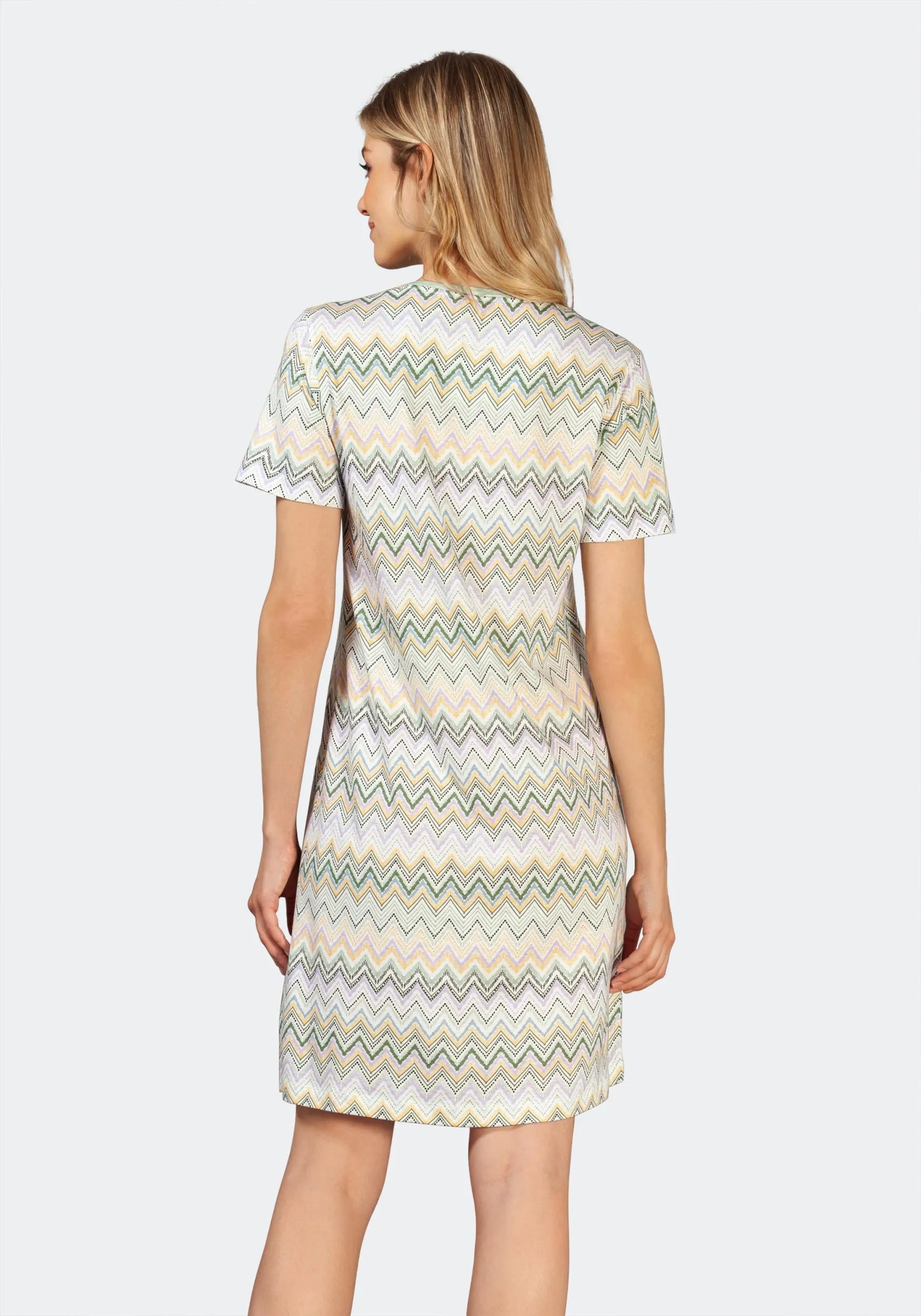 Weißes und grünes Kleid mit Zickzackmuster und geschlitztem Saum, wahrscheinlich aus Baumwolle oder Polyester.