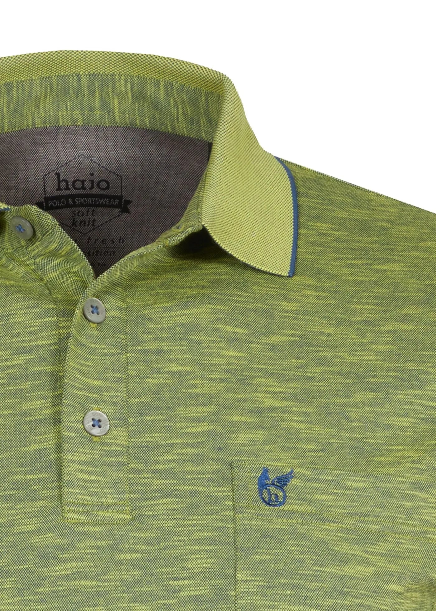 Hellgrünes Poloshirt mit blauem, gesticktem Logo.