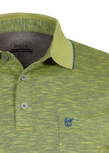 Hellgrünes Poloshirt mit blauem, gesticktem Logo.