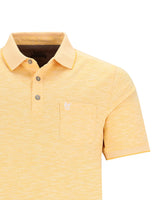 Gelbes Poloshirt mit einer Brusttasche und Knopfleiste.