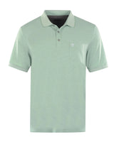 Mintgrünes Poloshirt mit Tasche und Button-Down-Kragen, wahrscheinlich aus Baumwolle oder Polyestergemisch.