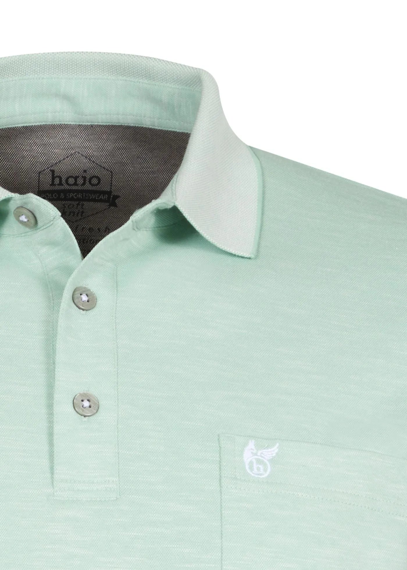 Mintgrünes Poloshirt mit weißem Kragen und Knöpfen.