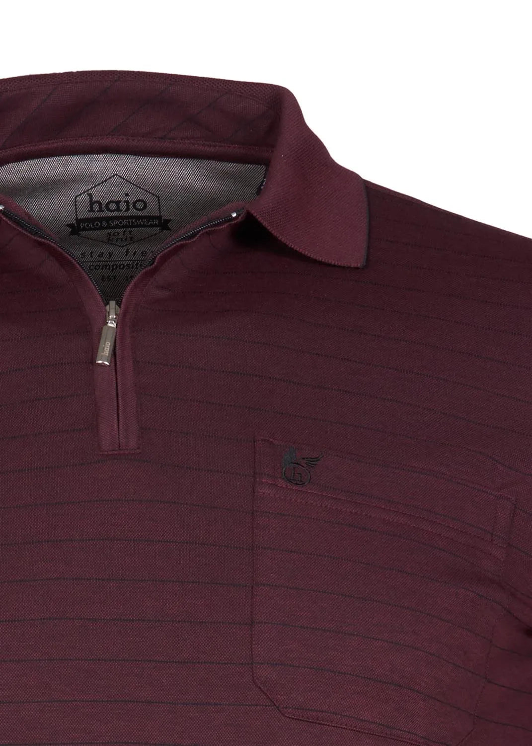 Burgunderfarbenes Poloshirt mit Viertel-Reißverschlusskragen und Brusttasche.