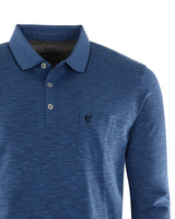 Blaues Poloshirt mit grünen Knöpfen und Tasche, mit Wolfslogo.