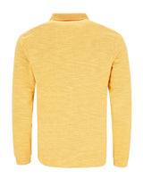 Gelbes strukturiertes Poloshirt mit orangefarbenem Kragen und Manschetten, wahrscheinlich aus Baumwolle oder Leinen.