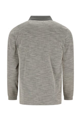 Grauer strukturierter Pullover mit schwarzem Kragen und Manschetten, wahrscheinlich aus Baumwolle oder Wolle.