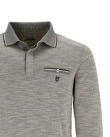 Graues und weißes Polohemd mit Tasche, Kragen und Logo.