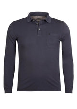 Marineblaues, langärmeliges Poloshirt mit Tasche und Kragen, mit einem dezenten Logo auf der Brust.