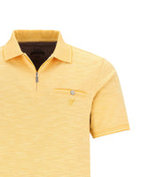 Gelbes Poloshirt mit Kragen und Brusttasche mit Reißverschluss.