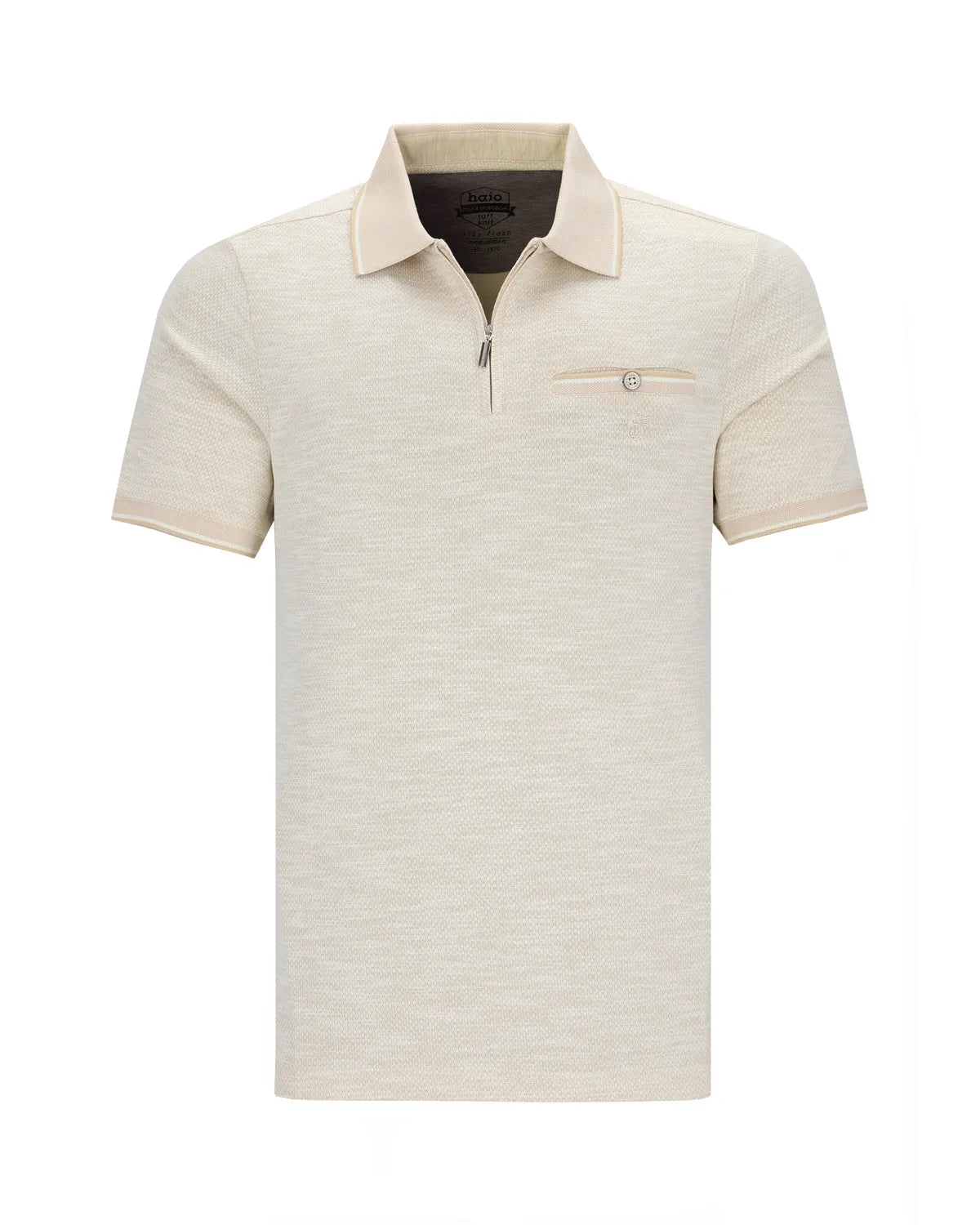 Cremefarbenes Poloshirt mit schwarzen Akzenten und einem dezenten Logo auf der Brust.