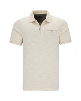 Cremefarbenes Poloshirt mit schwarzen Akzenten und einem dezenten Logo auf der Brust.