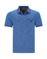 Blaues Poloshirt mit kurzen Ärmeln und einer Tasche, aus Baumwolle.