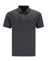 Anthrazitfarbenes Poloshirt mit Reißverschluss und Taschendesign.