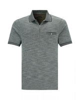 Graues Poloshirt mit schwarz-weiß gestreiftem Saum und Taschendetail.