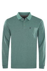 Grünes langärmeliges Poloshirt mit Brusttasche.