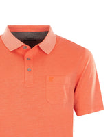 Korallenfarbenes Poloshirt mit Brusttasche und Knopfleiste.
