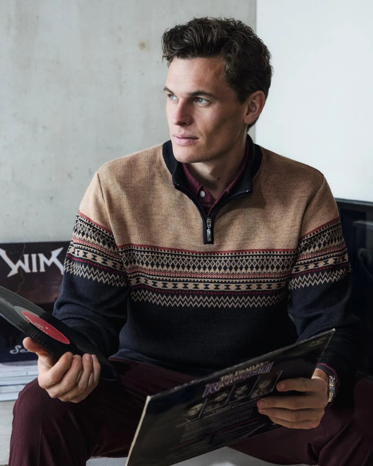 Brauner und hellbrauner Pullover mit geometrischem Muster und halbem Reißverschluss.