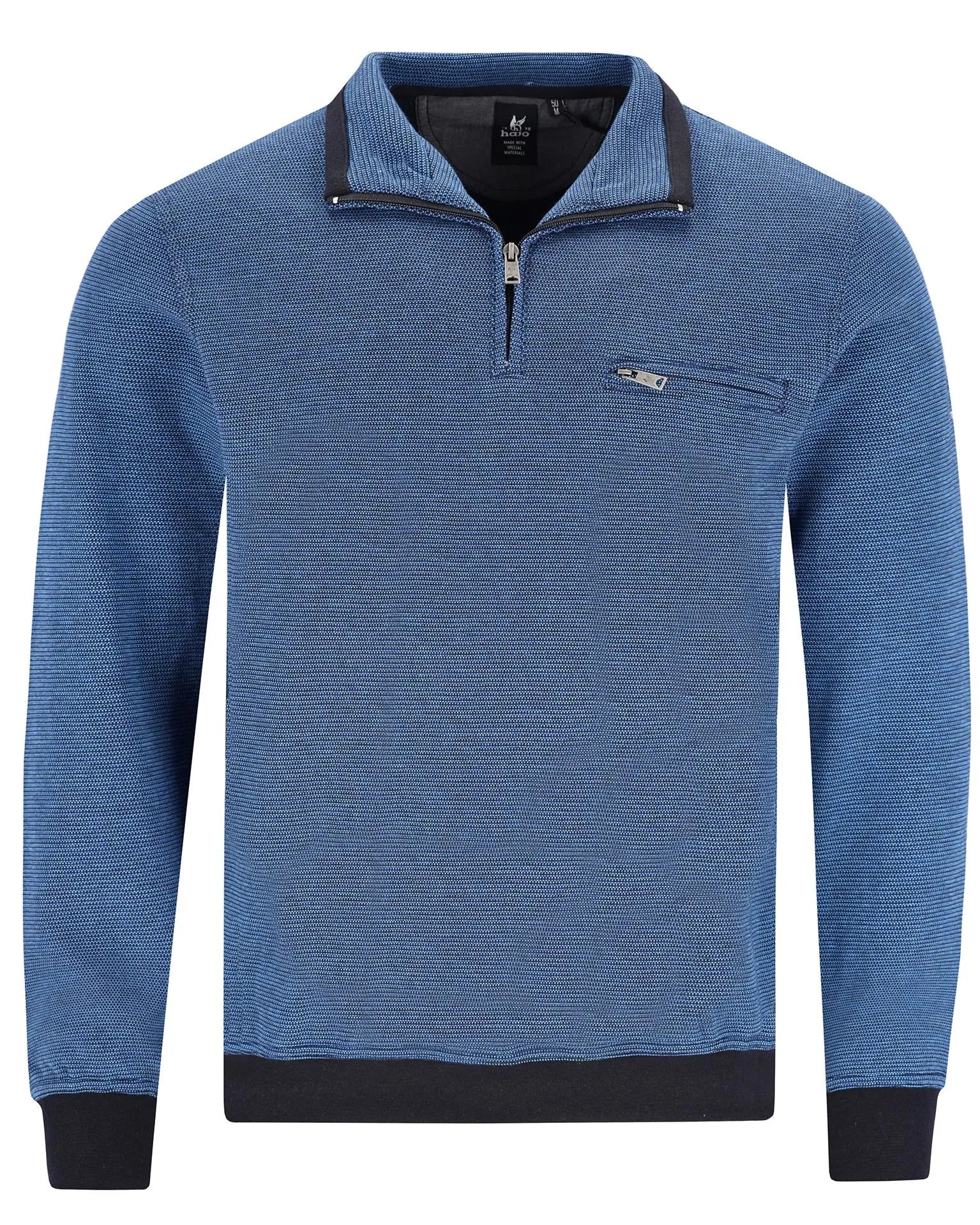 Blau gestreifter Viertel-Reißverschluss-Pullover mit schwarzen Akzenten und einem Logo auf der Brust.
