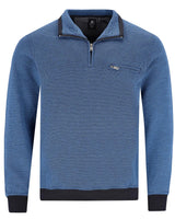 Blau gestreifter Viertel-Reißverschluss-Pullover mit schwarzen Akzenten und einem Logo auf der Brust.