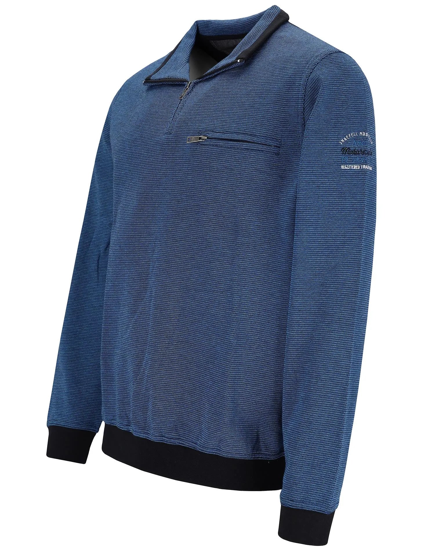 Blaues strukturiertes Poloshirt mit schwarzem Besatz und Kragen, mit einem kleinen Logo auf der linken Brust.