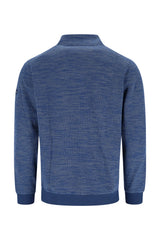 Blauer strukturierter Pullover mit hohem Kragen und langen Ärmeln.