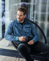 Blau und grau marmorierter Pullover mit Reißverschluss und schwarzen Akzenten, Freizeitkleidung.