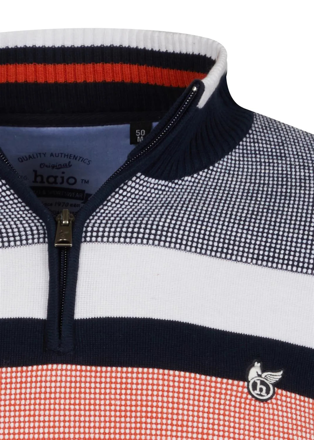 Klassisches marineblau-weiß gestreiftes Poloshirt mit roten Akzenten und einem Viertelreißverschluss.