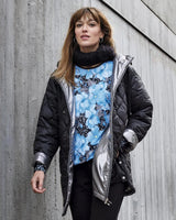 Schwarz-silberne, gesteppte Pufferjacke mit Metallic-Akzenten.
