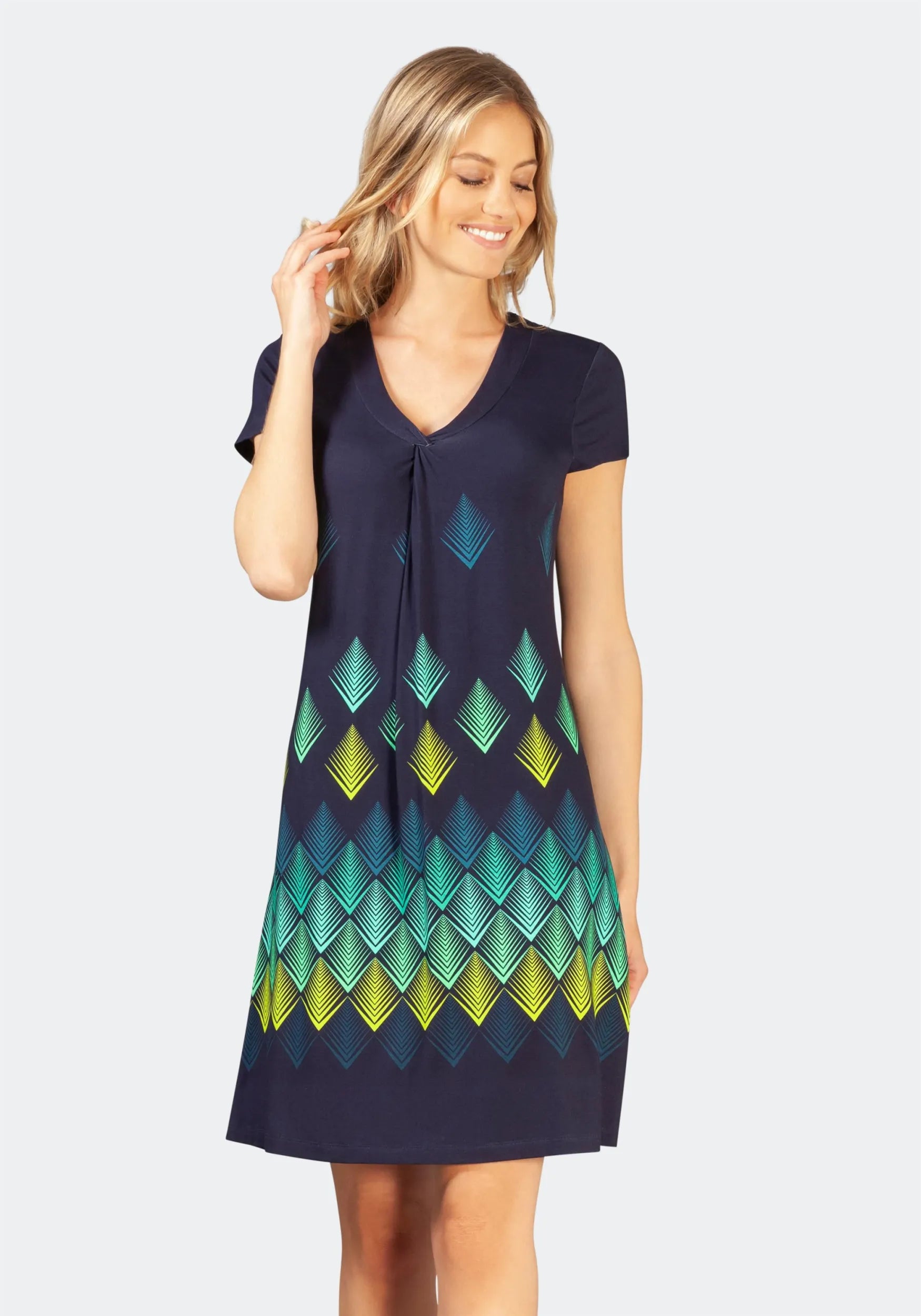 Marineblaues Kleid mit geometrischem Muster in Grün und Gelb, kurze Ärmel, V-Ausschnitt, Freizeitkleidung.