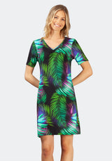 Kleid mit tropischem Blätterdruck, V-Ausschnitt und kurzen Ärmeln, schwarzer Hintergrund.