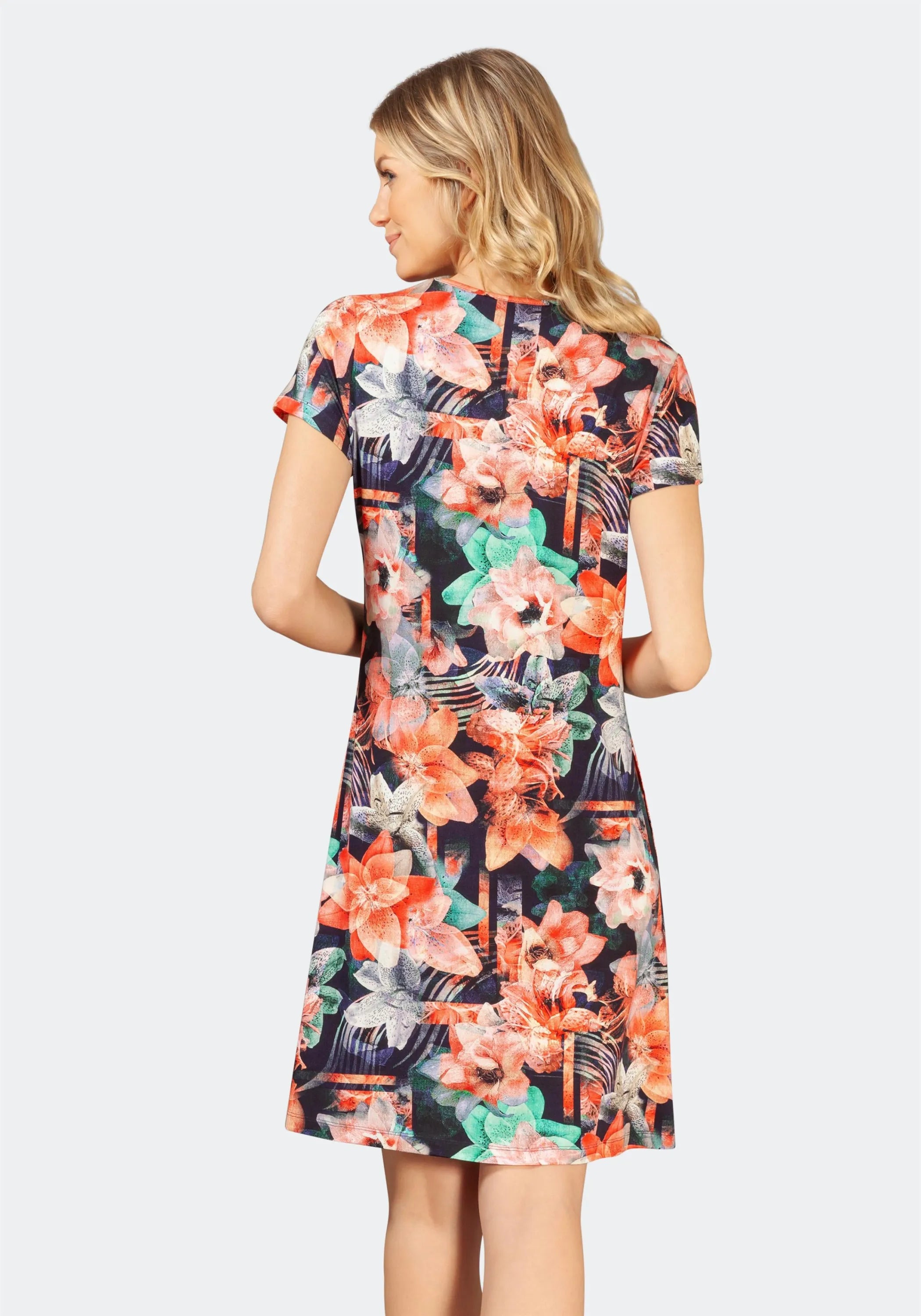 Kleid mit Blumendruck, kurzen Ärmeln und Rundhalsausschnitt, in leuchtenden Farben wie Rosa, Orange, Grün, Schwarz, Weiß und Blau.