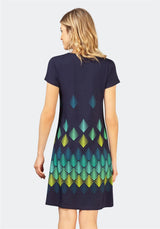 Marineblaues Kleid mit geometrischem Muster in Grün und Gelb, kurze Ärmel, V-Ausschnitt, lässiger Stil.