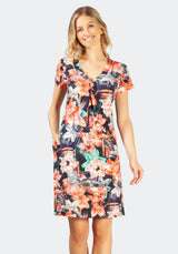 Kleid mit Blumendruck, gerafften Ärmeln und V-Ausschnitt, marineblauer Hintergrund.