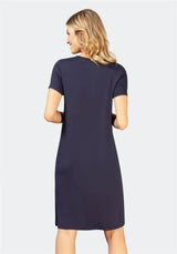 Marineblaues, kurzärmeliges Kleid mit einfachem Design und dehnbarem Stoff.