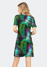 Mehrfarbiges Kleid mit tropischem Blattdruck, kurzen Ärmeln und geradem Schnitt.