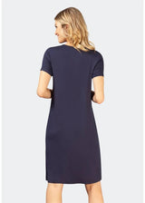 Marineblaues kurzärmeliges Kleid mit V-Ausschnitt und taillierter Silhouette.