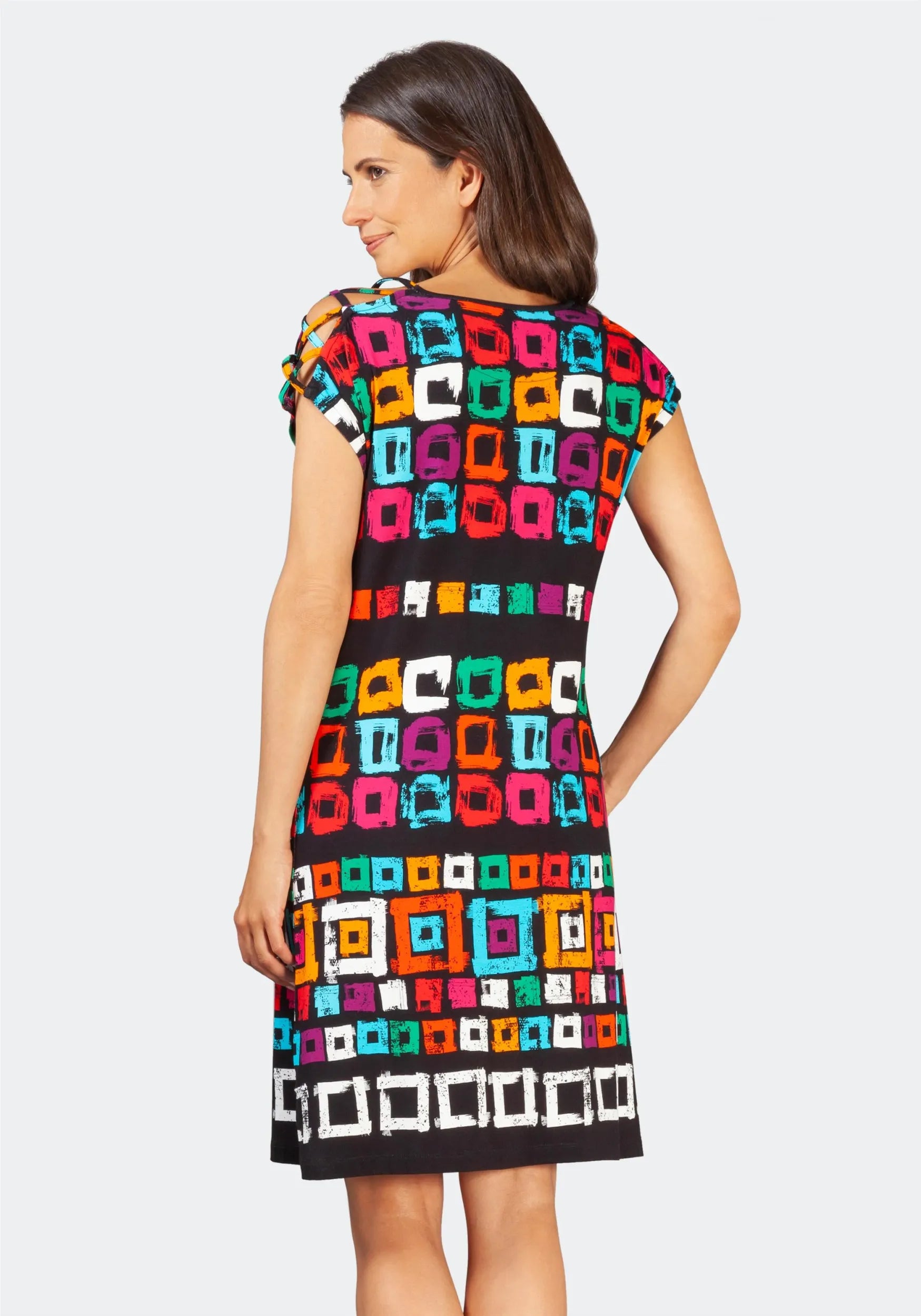 Schwarzes und buntes Kleid mit geometrischem Druck und kurzen Ärmeln.