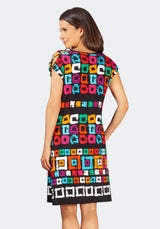 Schwarzes und buntes Kleid mit geometrischem Druck und kurzen Ärmeln.